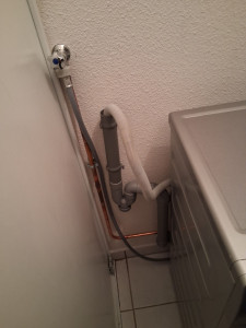 Photo de galerie - Réalisation d'une arrivé d'eau en diamètre 14 plus évacuation pvc diamètre 40 dans un placard ou ce trouve le cumulus 