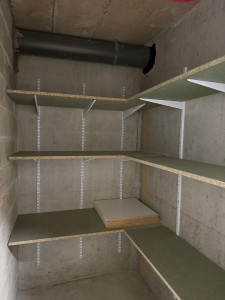 Photo de galerie - étagères posées sur des équerres réglables 