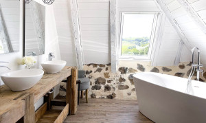 Photo de galerie - Fabrication et pose meuble salle de bain. Pose revêtement de sol , lambris , miroir , appliques , et peinture .