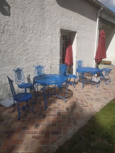Photo de galerie - Peinte en bleu d'un salon de jardin