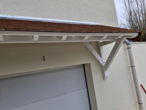 Photo de galerie - Pose d'un auvent de porte garage, avec couverture tuile plate et zinguerie