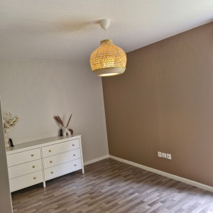 Photo de galerie - Mur couleur fini et mur couleur lin reste de la chambre 