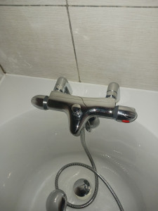 Photo de galerie - Détartrage d'un robinet de salle de bain