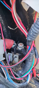 Photo de galerie - Remplacement du relais de démarreur sur tracteur tondeuse à moteur Briggs et Stratton.