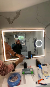 Photo de galerie - Pose d’un miroir Led 