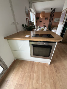 Photo de galerie - Cuisine sur mesure avec cet îlot, branchement plaque et four avec usinage du plan de travail