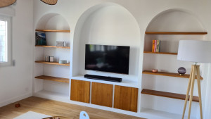 Photo de galerie - Tablettes en massif finition teinté et huilé à fixations invisibles. Pose sur-mesure dans les niches faits en placo. Trois portes plus étagères à l'intérieur.