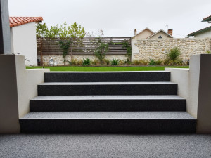 Photo de galerie - Réalisation d'un escalier en moquette de pierre couleur (gris clair et gris anthracite)