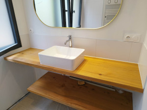 Photo de galerie - Découpe et pose de plan de travail en bois massif ainsi que tous les autres éléments de la salle de bain y compris la crédence en faïence.