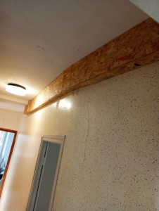 Photo de galerie - Continuité chantier préparation/pose/habillage panneaux OSB pour passage de canalisations d'eau 