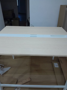 Photo de galerie - Table haute avec branchement pour ordinateurs 