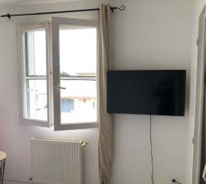 Photo de galerie - Pose d’un appareil TV au mur. Création et raccord d’une nouvelle prise électrique