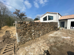 Photo de galerie - Création d’un mur de clôture en pierres de champs.
