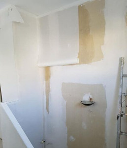 Photo de galerie - Pose toile de verre après rebouchage grainage ponçage 