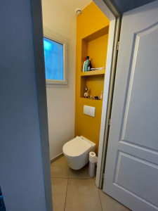 Photo de galerie - Installation de toilettes suspendues