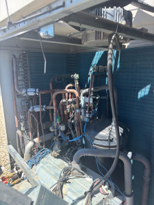 Photo de galerie - Recherche de fuite à l’azote hydrogène sur une climatisation VRV / réparation fuite / tirage au vide / injection gaz neuf / mise en service 