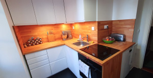 Photo de galerie - Installation d'une cuisine (meubles, plan de travail et crédence, électroménager, prises, lumières)