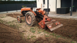 Photo de galerie - Passage de rotavator avant semi du gazon autour d'une maison