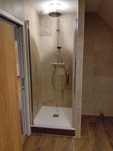 Photo de galerie - Pose bac a douche colonne de douche et porte de douche
