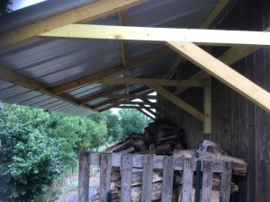 Photo de galerie - Réalisation d’une extension de toit d’un atelier pour le bois 