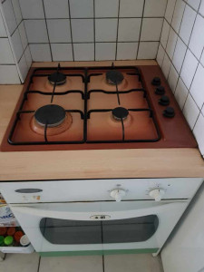 Photo de galerie - Réaménagement partiel d'une cuisine, avec pose du plan de travail, de l'électroménager et de l'évier (avant)
