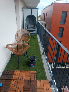 Photo de galerie - Après aménagement balcon en gazon synthétique.
et montage meuble en kit (chaise balcon et petite table)