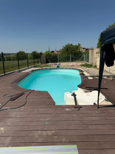 Photo de galerie - Terrasse en bois composite autours d’une piscine 