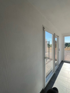 Photo de galerie - Aujourd’hui j’ai eu le plaisir d’aider une cliente pour repeindre est reboucher les tr ous. résultat les mur son bien blanc est les trous sont reboucher presque invisible, cliente contente et fier de mon travail.