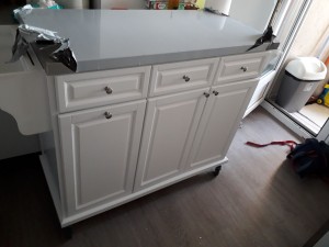 Photo de galerie - Desserte cuisine avec plateau encore emballe pour la protection 