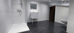 Photo de galerie - Rénovation salle de bain ancien garde chasse avec électricité par générateur.