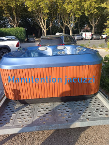 Photo de galerie - Descendre à jacuzzi du balcon jusqu'au monte meuble et remorque 