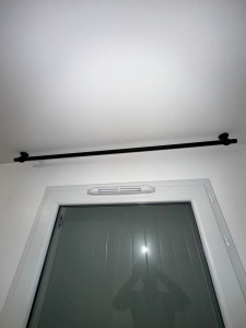 Photo de galerie - Pose de tringle de rideaux sur plafond 