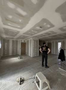 Photo de galerie - Préparation des murs et plafonds avant peinture : application d’enduit et réalisation des joints de plaques de plâtre. Chantier en cours — BK NOVA.