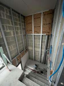 Photo de galerie - Pose de cloison dans une cage d’escalier 