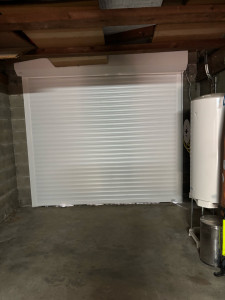 Photo de galerie - Remplacement d’une porte de garage sectionnelle latéral en bois par une porte de garage enroulable motorisé 