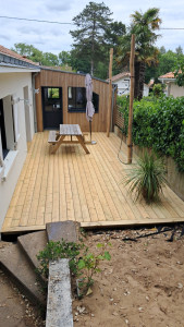 Photo de galerie - Terrasse bois, avec implantation de piquets acacias permettant l’accroche de toile d’ombrage 