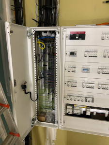 Photo de galerie - Une armoire électrique dans un entrepôt 