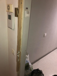 Photo de galerie - Réparation de cadran de porte (forcé)remplacement de la partie détériorée et création d’encoches dans le bois neuf afin de permettre le verrouillage de la porte 