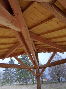 Photo de galerie - Kiosque 2pans réalisé en douglas sur poteaux en chêne et couverture en tuiles (canal) .
le tout pré-assembler en atelier et démonter puis remonter chez le client. Durée totale 8 jours de travail.