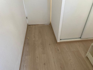Photo de galerie - Pose de parquet dans une chambre.