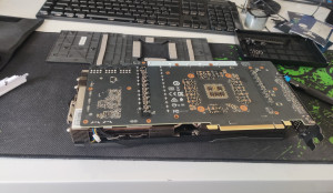 Photo de galerie - Démontage carte graphique pour changement Pad thermique