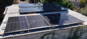 Photo de galerie - Inspection de toiture équipée de panneaux photovoltaïques dans le cadre de leur maintenance.