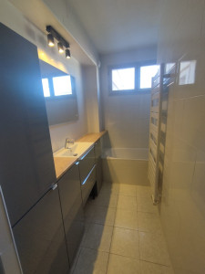 Photo de galerie - SDB toute en longueur avec mobilier et plan de travail sur mesure 