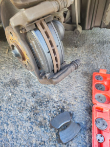 Photo de galerie - Changement Disques, Plaquettes de Freins...