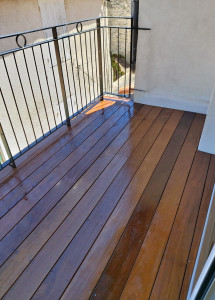Photo de galerie - Terrasse bois sur un balcon.
