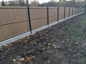 Photo de galerie - Clôture rigide avec soubassement béton + occultant 