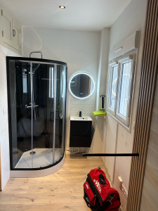 Photo de galerie - Avant ➡️ Après ? Douche 90×90, lavabo, miroir Parquet, peinture & réseaux plomberie ?