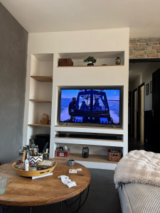 Photo de galerie - Réalisation d’un meuble télé en placo avec pose des étagères en médium 