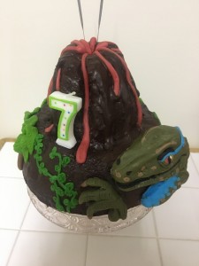 Photo de galerie - Gâteau recouvert de chocolat et pâte à sucre décoré sur le thème Jurassic World