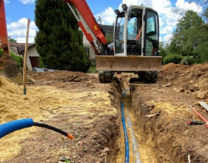 Photo de galerie - Réalisation de tranchée pour alimentation en eau ou assainissement 